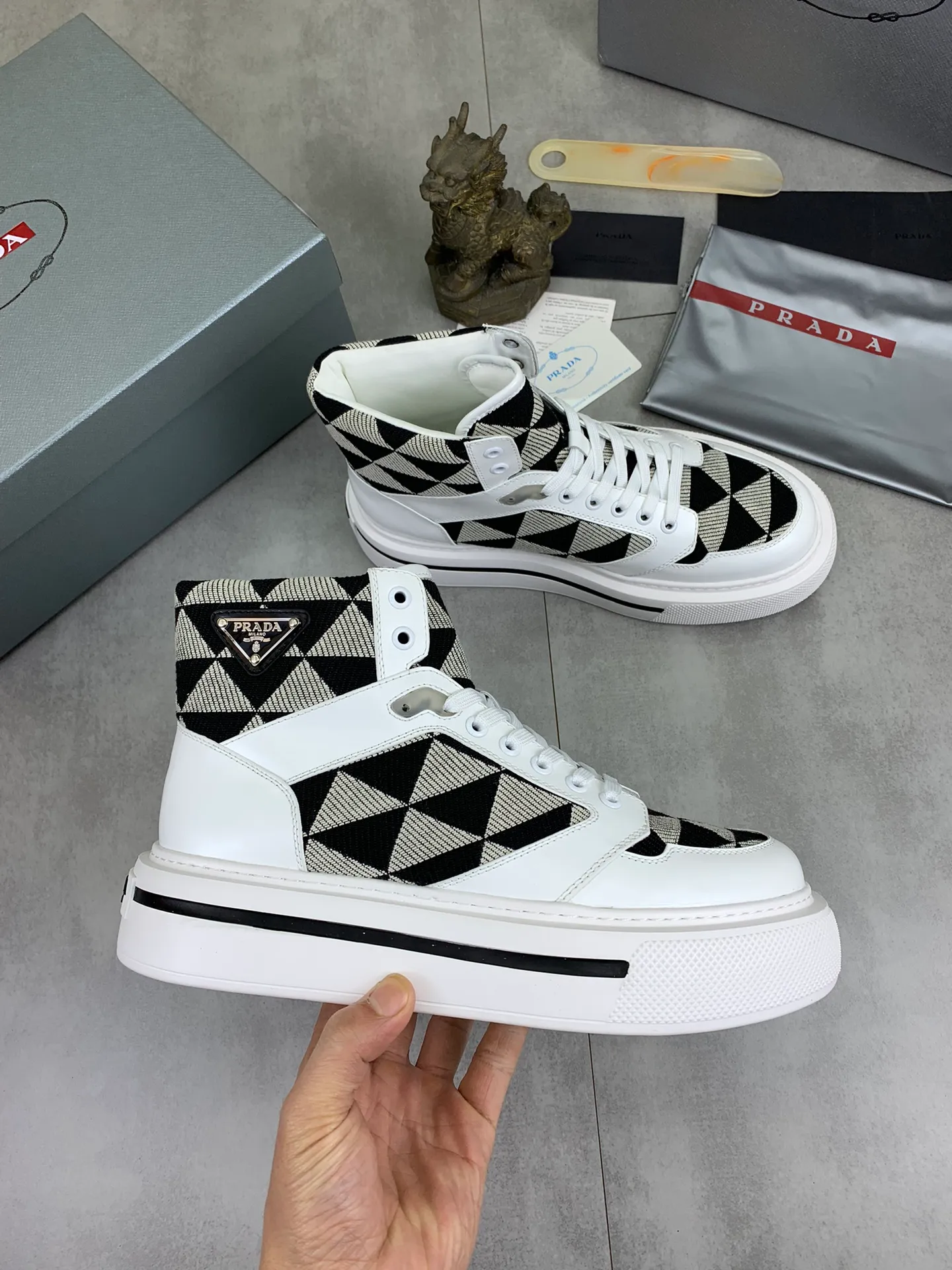 Men's shoes 💰P620 new model (high version) The new PRADA (Prada) high-top counter has launched the classic model at the same time. The new men's shoes and 😘fabrics are selected from the original imported calfskin. First layer of imported cowhide lining. The original version is awesome! 👍🏿Original open-molded non-slip PU outsole, with exquisite lines, simple and elegant, super comfortable and classy on foot, suitable for leisure travel. Code number:38-45
